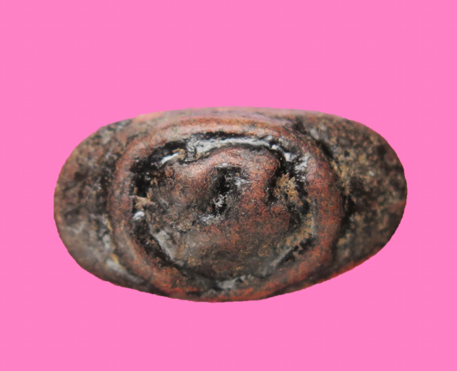 เม็ดเบี้ย ยันต์นะ เนื้อดินลงรักเก่า