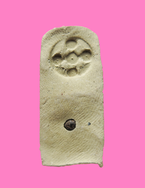 พระเนื้อดินพิมพ์ทราวดีประทานพร หลังฝั่งแร่ 