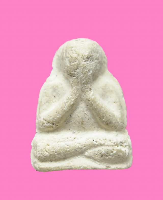 พระปิดตาลอยองค์ เนื้อผง ก้นปั้มยันต์แดง