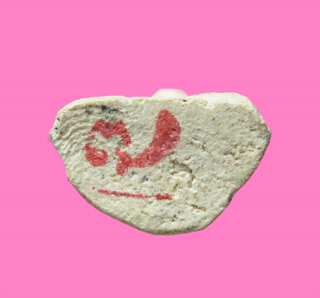 พระปิดตาลอยองค์ เนื้อผง ก้นปั้มยันต์แดง