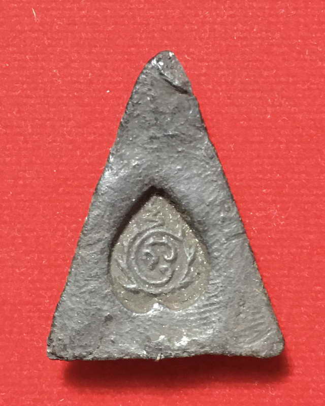 พระนางพญาพิมพ์เล็ก หลังยันต์ ยุคต้น หลวงพ่อทองดำ วัดท่าทอง จ.อุตรดิตถ