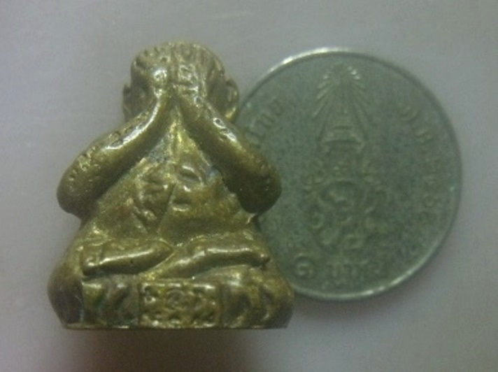 **เบา​ๆ​**พระปิดตามหาลาภ หล่อลอยองค์ หลังยันต์ เนื้อโลหะผสม เก่าๆ ไม่ทราบที**สวยๆ เชิญชมครับ 