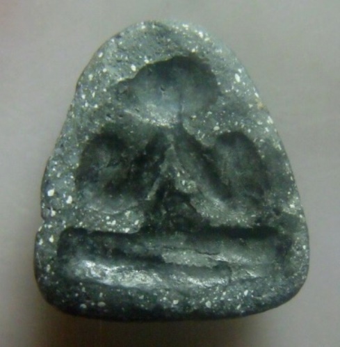 **เบาๆ**พระปิดตาหลังแบบ เนื้อผงใบลานลงรัก แห้งเก่า ไม่ทราบที่**เชิญชมครับ