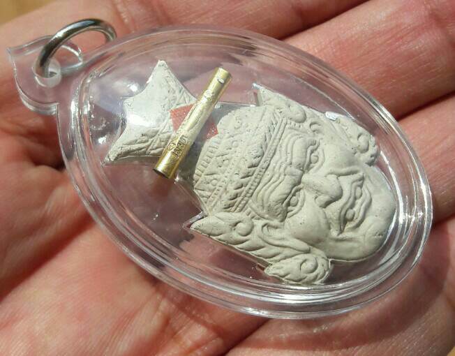 เศียรพ่อแก่ หลวงพ่อเมียน กัลยาโณ วัดบ้านจะเนียงนาราม ตะกรุดทองคำ 2 ดอก จีวร เคาะเดียว  