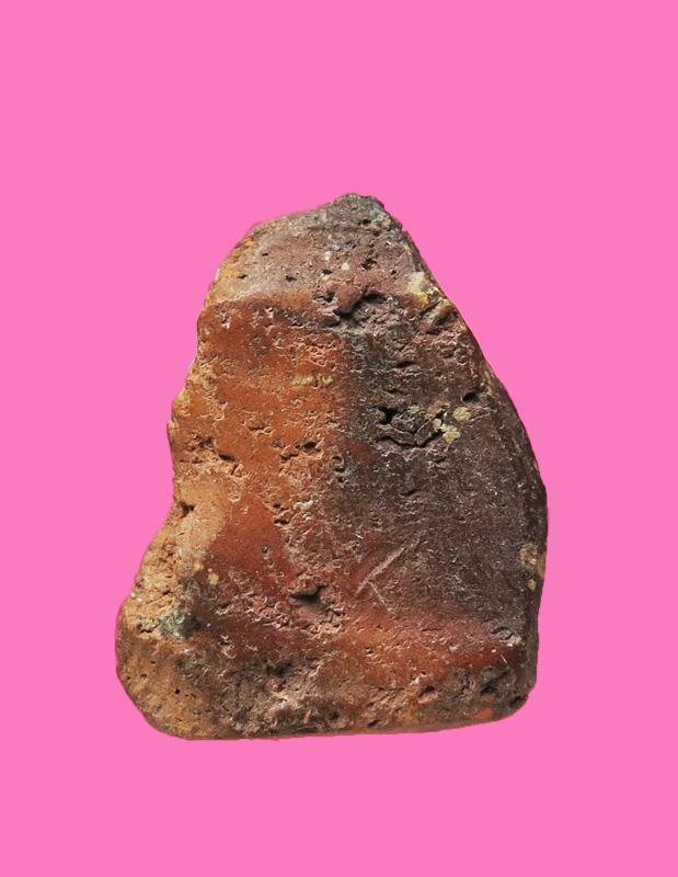 พระสังกัจจาย เนื้อดิน ไม่ทราบที่ ขนาดสูงประมาณ 1.5 ซม.