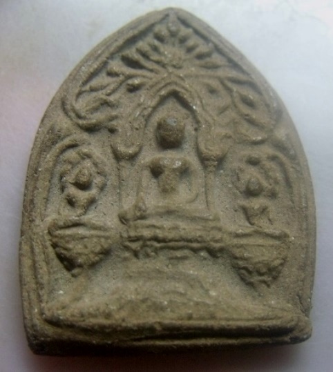 **เบา​ๆ​**พระซุ้มกระรอกกระแต เนื้อดินผสมผง เก่าๆ ไม่ทราบที**สวยๆ เชิญชมครับ