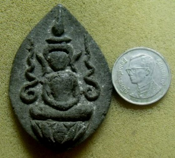 **เบาๆ**พระพุทธนั่งบัวข้างยันต์ เนื้อผงผสมว่าน เก่า ไม่ทราบที่ สวยๆ**เนื้อจัด เชิญชมครับ