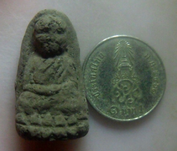 **เบาๆ**หลวงพ่อทวด พิมพ์พระรอด เนื้อว่าน รุ่นบารมีมหาราช สร้างองค์สมเด็จพระเจ้าตากสินฯ ปี ๒๕๔๕**สวย