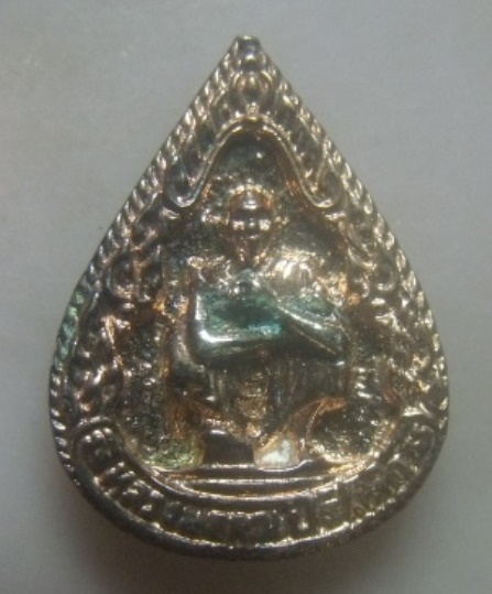 **เบาๆ**เหรียญหล่อหยดน้ำ หลวงพ่อคูณ วัดบ้านไร่ รุ่น เสาร์๕ คูณพันล้าน จ.นครราชสีมา ปี ๒๕๓๗**สวยๆ 