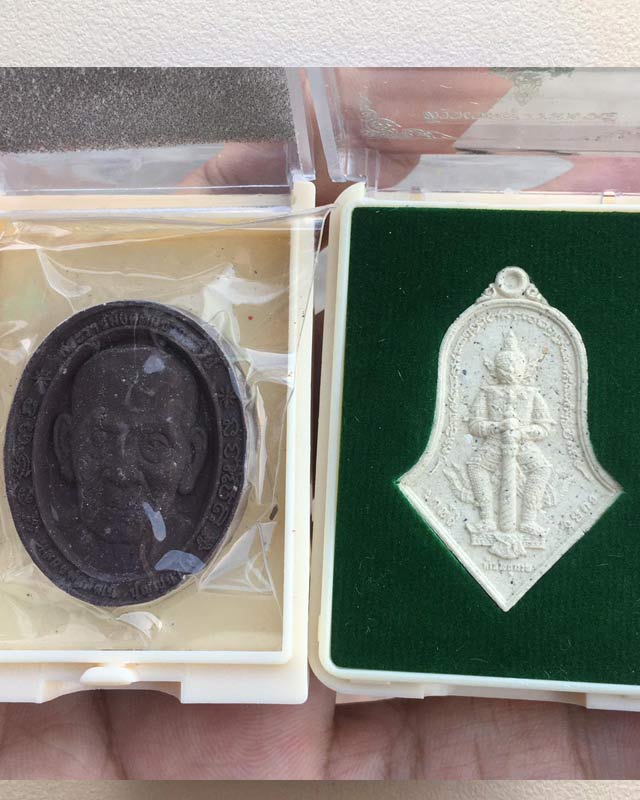 หลวงพ่อพัฒน์ ปุญฺญกาโม วัดห้วยด้วน จ.นครสวรรค์ รุ่น ดวงเศรษฐี +ท้าวเวสสุวรรณ 65 แพคคู่