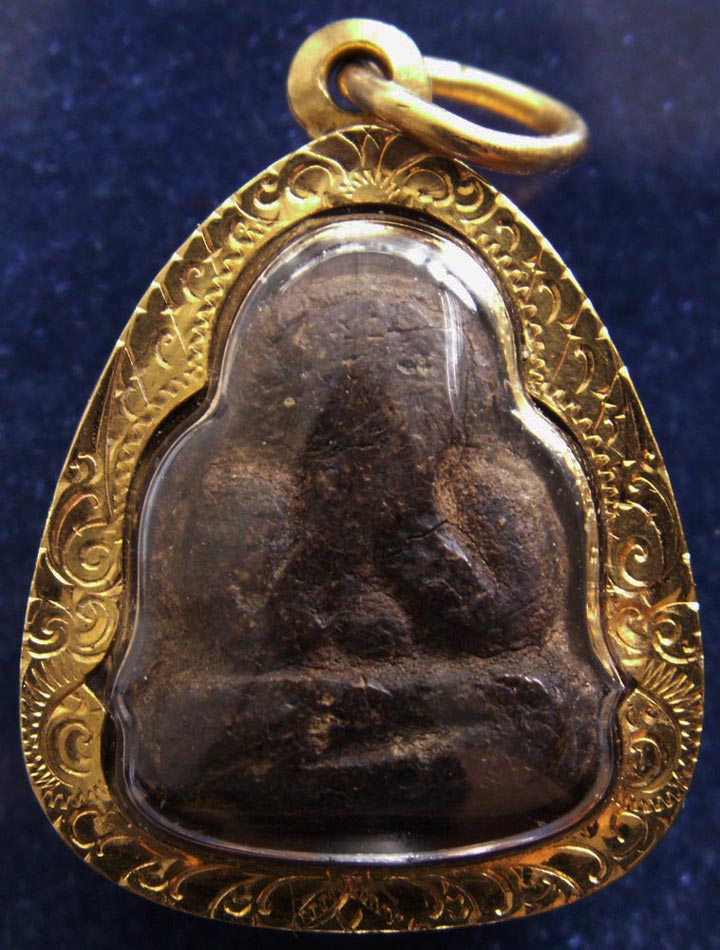 หลวงปู่เฮี้ยง วัดป่า จ.ชลบุรี ปิดตาสะดือใหญ่หลังแบบ พ.ศ. 2496 เนื้อผงคลุกรัก ผสมผงหลวงพ่อแก้ว เลี่ยม