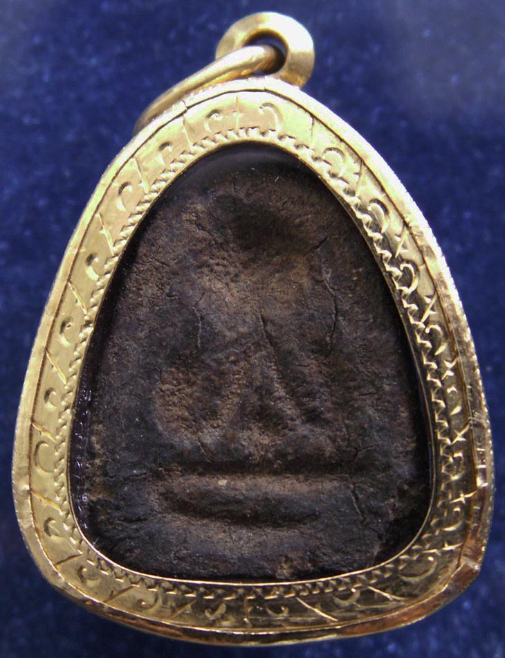 หลวงปู่เฮี้ยง วัดป่า จ.ชลบุรี ปิดตาสะดือใหญ่หลังแบบ พ.ศ. 2496 เนื้อผงคลุกรัก ผสมผงหลวงพ่อแก้ว เลี่ยม