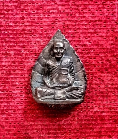 รูปเหมือนใบโพธิ์พิมพ์เล็ก เนื้อนวโลหะ หลวงปู่ม่น วัดเนินตามาก ปี33 ตอกโค๊ตด้านหลัง...เคาะเดียวแดง...