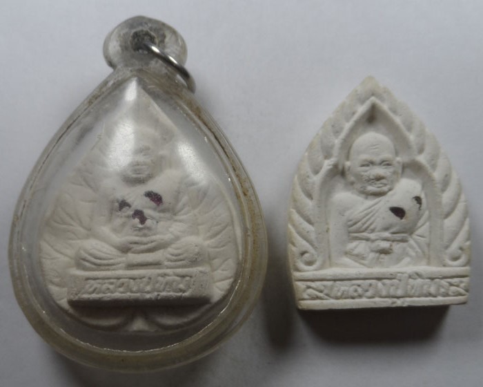 พระผงรูปเหมือน รุ่นเสาร์ ๕  หลวงปู่ทิม วัดพระขาว จ.อยุธยา ปี๒๕๔๐ (๒ องค์)