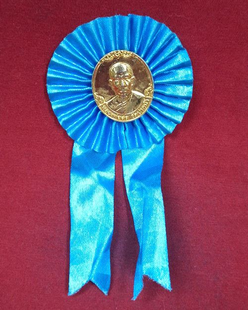 เหรียญหลวงพ่อสด วัดปากน้ำ "พิธีวางศิลาฤกษ์อุโบสถวัดปากน้ำญี่ปุน"หลังเเหรียญเข็มกลัด กะไหล่ทอง ปี2542