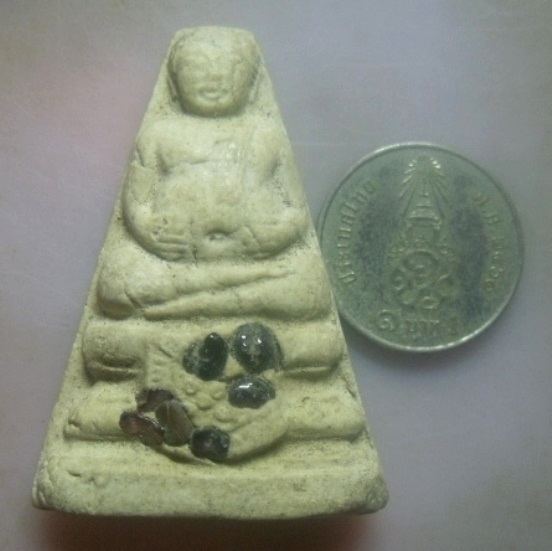 **เบา​ๆ​**พระสังกัจจายน์ เนื้อผงฝังพระธาตุ เก่าๆ ไม่ทราบที่**เนื้อจัด สวยๆ เชิญชมครับ 