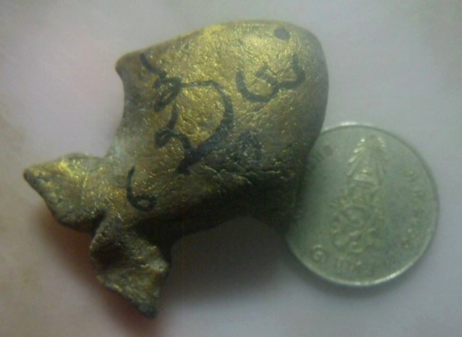 **เบา​ๆ​**ปลาตะเพียน เนื้อผงทาทอง ฝังตะกรุด จารยันต์ เก่าๆ ไม่ทราบที่**บูชาเน้นเมตตาค้าขาย โภคทรัพย์