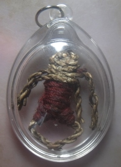 **เบาๆ**หุ่นพยนต์พันสายสิญจ์แดง เก่าๆ ไม่ทราบที่ เลี่ยมสวยพร้อมใช้**ปกป้องคุ้มครอง ให้โชคลาภ