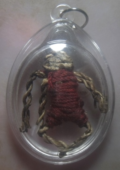 **เบาๆ**หุ่นพยนต์พันสายสิญจ์แดง เก่าๆ ไม่ทราบที่ เลี่ยมสวยพร้อมใช้**ปกป้องคุ้มครอง ให้โชคลาภ