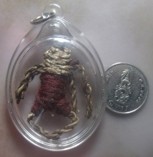 **เบาๆ**หุ่นพยนต์พันสายสิญจ์แดง เก่าๆ ไม่ทราบที่ เลี่ยมสวยพร้อมใช้**ปกป้องคุ้มครอง ให้โชคลาภ