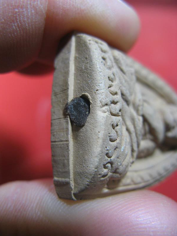 $ รูปเหมือน หลวงปู่ทวด รุ่นขจัดภัย เนื้อดินเผา อุดผง องค์ที่ ๑