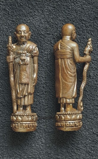 รูปหล่อยืน หลวงปู่หงษ์ วัดเพชรบุรี (สุสานทุ่งมน) สุรินทร์ครับ สวย เดิม ครับผม