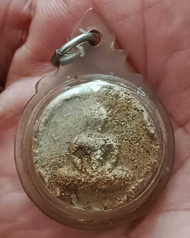 พระเนื้อผงพิมพ์จันทร์ลอย เลี่ยมกันน้ำพระบ้านเก่าเก็บหลายสิบปี ไม่ทราบที่ ขนาด 2 ซ.ม.