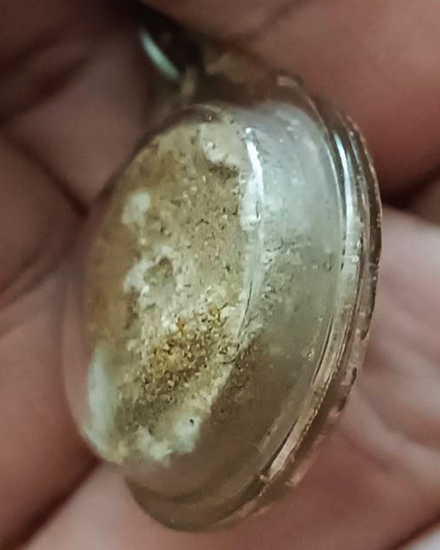 พระเนื้อผงพิมพ์จันทร์ลอย เลี่ยมกันน้ำพระบ้านเก่าเก็บหลายสิบปี ไม่ทราบที่ ขนาด 2 ซ.ม.