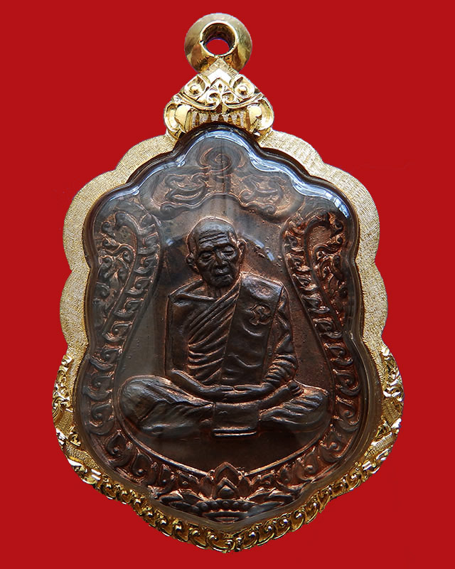 แดงๆ...เหรียญเสมา 8 รอบ หลวงปู่ทิม วัดละหารไร่ พ.ศ. 2518 ตอกโค้ดยันต์นะ เลี่ยมทองยกซุ้ม