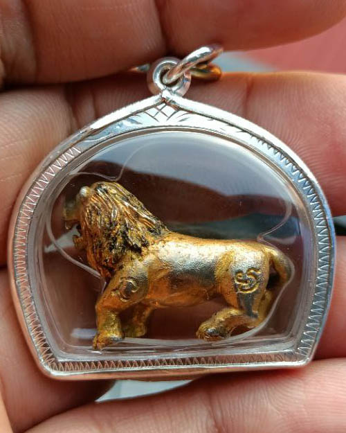 สิงโตทองมหาลาภ หลวงปู่บัว วัดหลักศิลา นครพนม ปี2519 เลี่ยมเงินพร้อมใข้