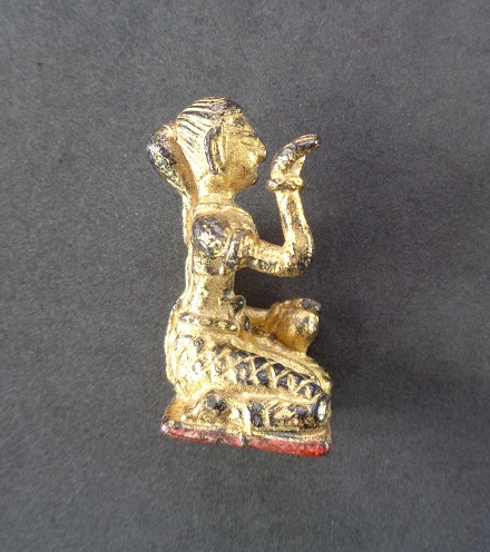 แม่นางกวักลงลักปิดทอง เทพีแห่งโชคลาภค้าขาย ขนาดหน้าตักกว้าง 1.5 ซม. สูง 3.5 ซม. สวยครับ