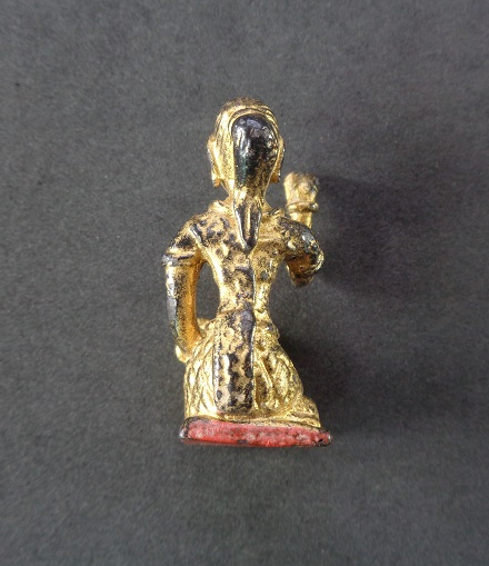 แม่นางกวักลงลักปิดทอง เทพีแห่งโชคลาภค้าขาย ขนาดหน้าตักกว้าง 1.5 ซม. สูง 3.5 ซม. สวยครับ