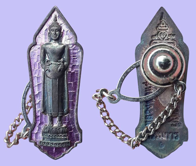 เข็มกลัดเนื้อเงินลงยา กรรมการ รุ่นแรก สีม่วง วันเสาร์ หลวงพ่อแก่นจันทร์ วัดช่องลม ปี 2522 ราชบุรี