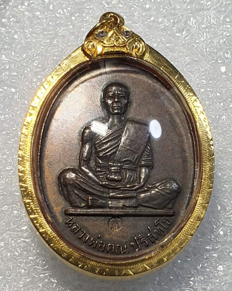 หลวงพ่อคูณวัดบ้านไร่"สร้างบารมี19/47เลี่ยมทองแท้ฝั่งพลอยสวยสุดๆ
