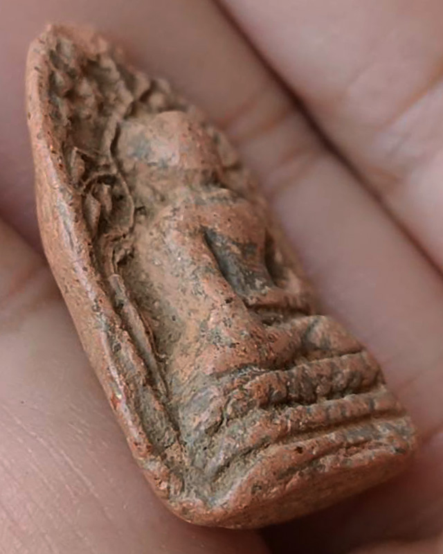 พระคงเนื้อติน บิ่นยอดด้านบน พระบ้านเก่าเก็บหลายสิบปี ไม่ทราบที่ ขนาดประมาณ 3 x 1.8 ซ.ม.