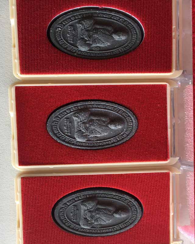 หลวงพ่อพัฒน์ ปุญฺญกาโม วัดห้วยด้วน จ.นครสวรรค์ รุ่นพระผงเจริญพร ปี 2563 3 องค์ เคาะเดียว