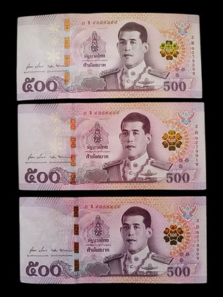 ธนบัตรชุดแรกในรัชกาลที่ 10 ราคา 500 บาท เป็นแบบที่ 17 เลข 9 หน้า 9 หลัง พร้อมกัน 3 ใบ สภาพUNC 2 ใบ+ม