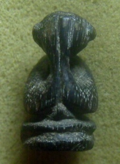 **เบา​ๆ​**พระปิดตามหาลาภ เนื้อไม้แกะ ใต้ฐานจารยันต์ เก่าๆ เนื้อจัด ไม่ทราบที่**สวยๆ เชิญชมครับ