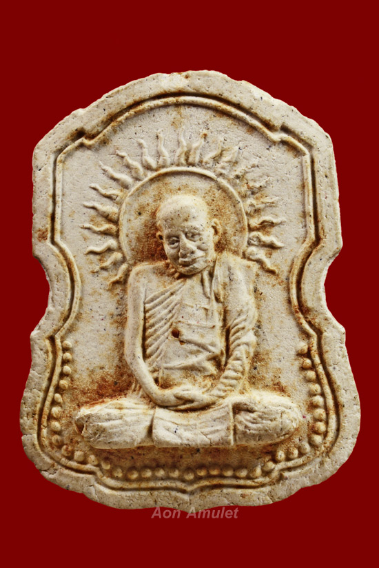 พระเนื้อผงพิมพ์โล่ห์ พลเอก กฤษณ์ สีวะรา หลวงปู่แหวน สุจิณฺโณ วัดดอยแม่ปั๋ง พ.ศ.2517