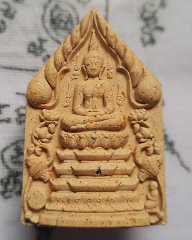 พระพุทธเจริญทรัพย์ หลวงปู่มหาศิลา สิริจันโท เนื้อว่านนะตะบะโรยพลอยเล็กหน้าหลังคลุกจีวร พร้อมกล่อง