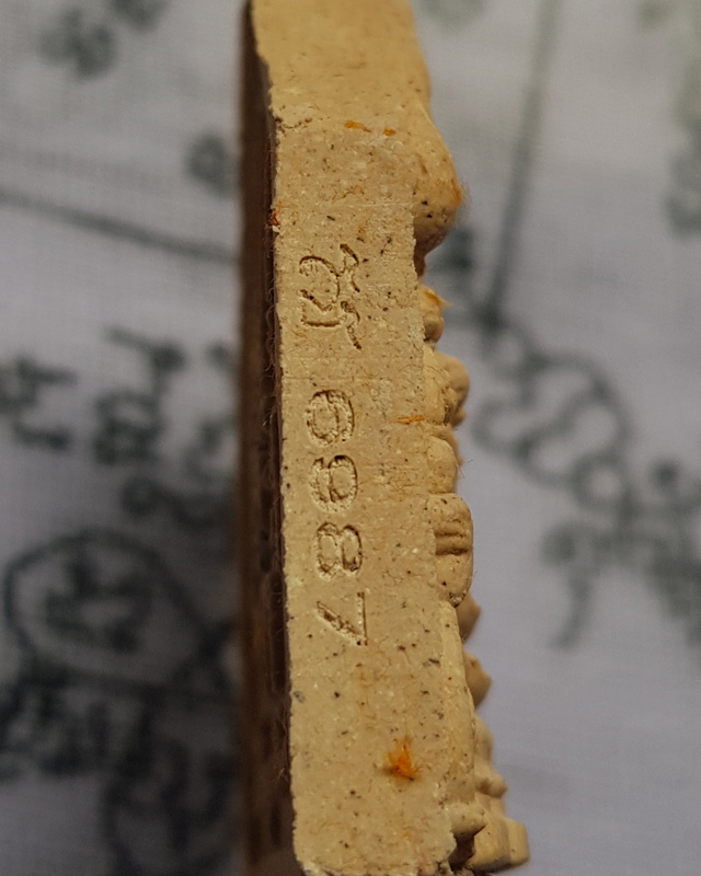 พระพุทธเจริญทรัพย์ หลวงปู่มหาศิลา สิริจันโท เนื้อว่านนะตะบะโรยพลอยเล็กหน้าหลังคลุกจีวร พร้อมกล่อง