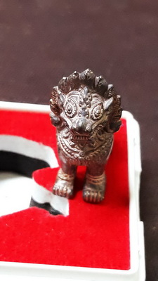 สิงห์ขอม รุ่นแรก มงคลบารมี หลวงปู่แวนกาย พันธสาโร วัดอำปึล ประเทศกัมพูชา เนื้อนวะ สร้าง 599 องค์ครับ