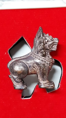 สิงห์ขอม รุ่นแรก มงคลบารมี หลวงปู่แวนกาย พันธสาโร วัดอำปึล ประเทศกัมพูชา เนื้อนวะ สร้าง 599 องค์ครับ