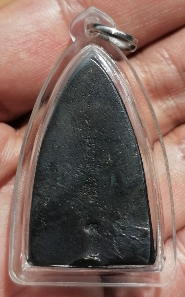 หลวงปู่ทวดพิมพ์หลังเตารีด ปี 05 วัดคอกหมู โค๊ดหมู 1 ตัว เลี่ยมพร้อมใช้ เคาะเดียว