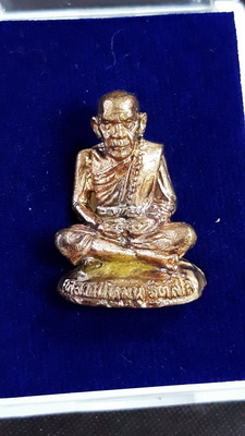 รูปหล่อหลวงปู่หมุนรุ่น พึงใบบุญ60 เนื้อทองชนวน สวยพร้อมกล่องตอกโค้ชและตัวเลขน่าเก็บน่าใช้ครับ 