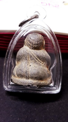 พระสังกัจจายณ์ หลวงพ่อกวย วัดโฆสิตาราม เนื้อดิน ยุคเเรกๆ สวยเก่าเดิมๆเลี่ยมพร้อมห้อยน่าใช้ครับ