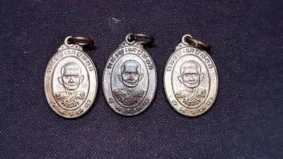 เหรียญเม็ดแตง หลวงพ่อสง่า วัดหนองม่วง จ.ราชบุรี เนื้อทองแดง ปี33 สภาพสวยเดิม 3 เหรียญน่าเก็บน่าใช้