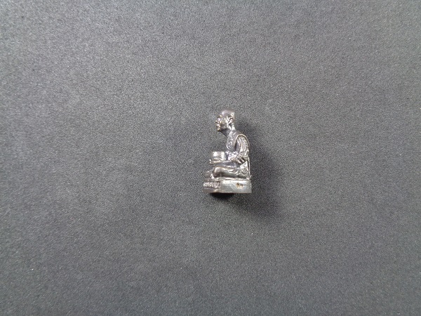 รูปหล่อหลวงพ่อเพี้ยน วัดเกริ่นกฐิน จ.ลพบุรี งานทอดกฐินปี58 สวยครับ