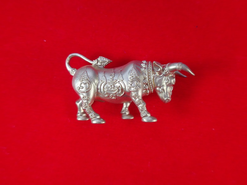 วัวธนูทองคะนองฤทธิ์รุ่นแรก รุ่นมหาสิทธิโชคโภคทรัพย์ หลวงปู่บุญมา วัดเขาแก้วทอง จ.ปราจีนบุรี สวยครับ