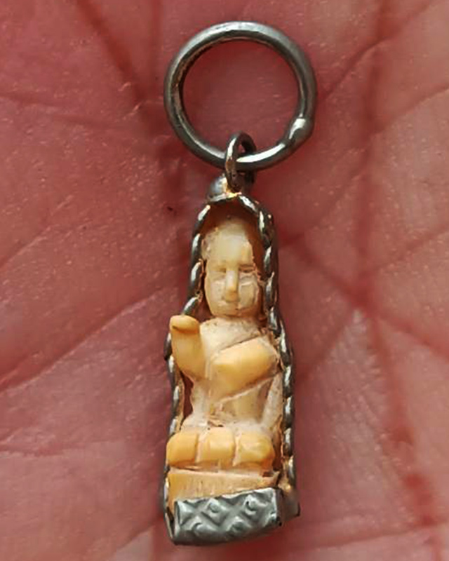 นางกวัก งาแกะเก่าเก็บหลายๆสิบปี องค์พระสูง 1.5 ซ.ม. พร้อมเลี่ยมกระเช้าเก่าเดิมๆ